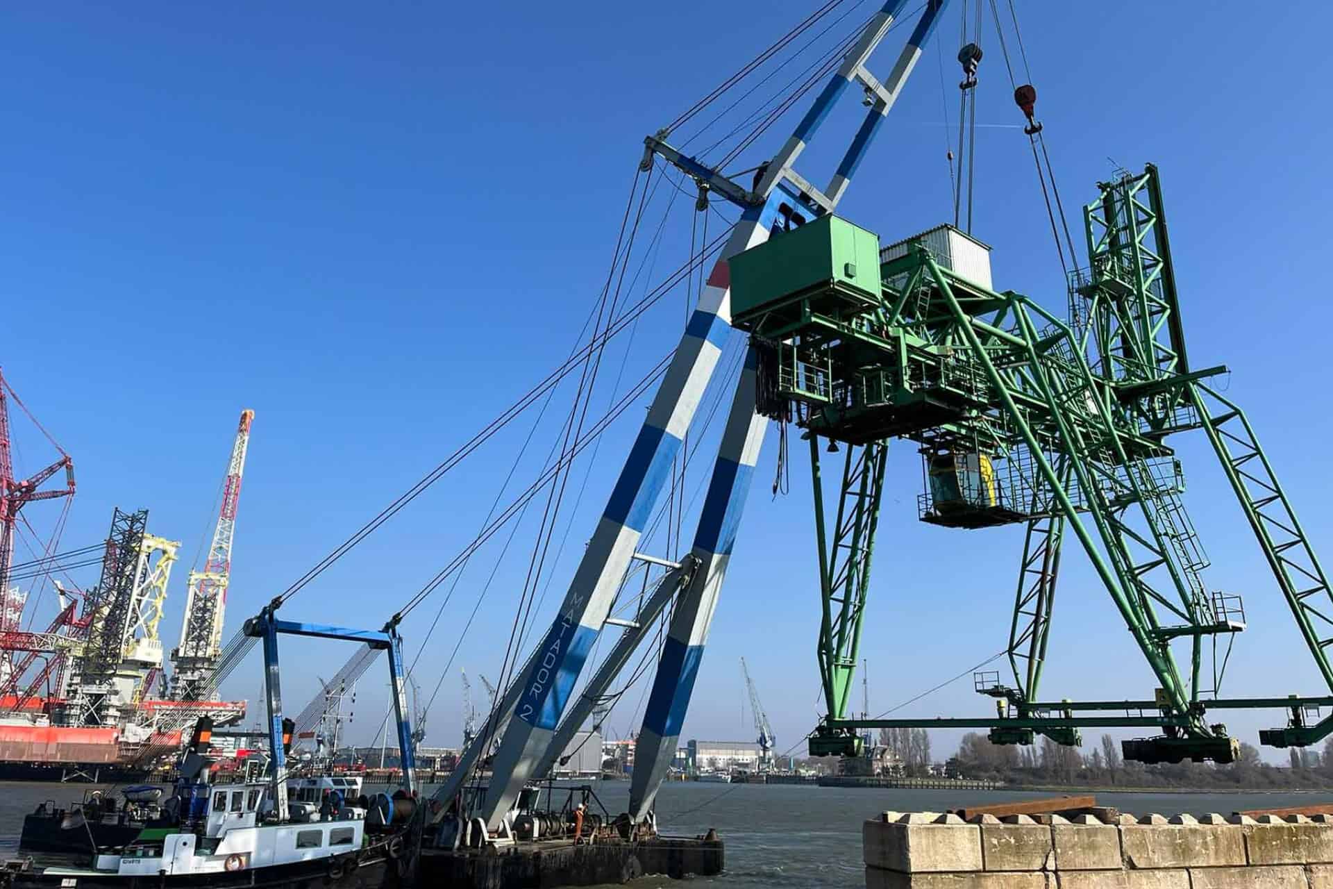 A&M Recycling Group nieuws: A&M Recycling demonteert een volledige havenkraan
